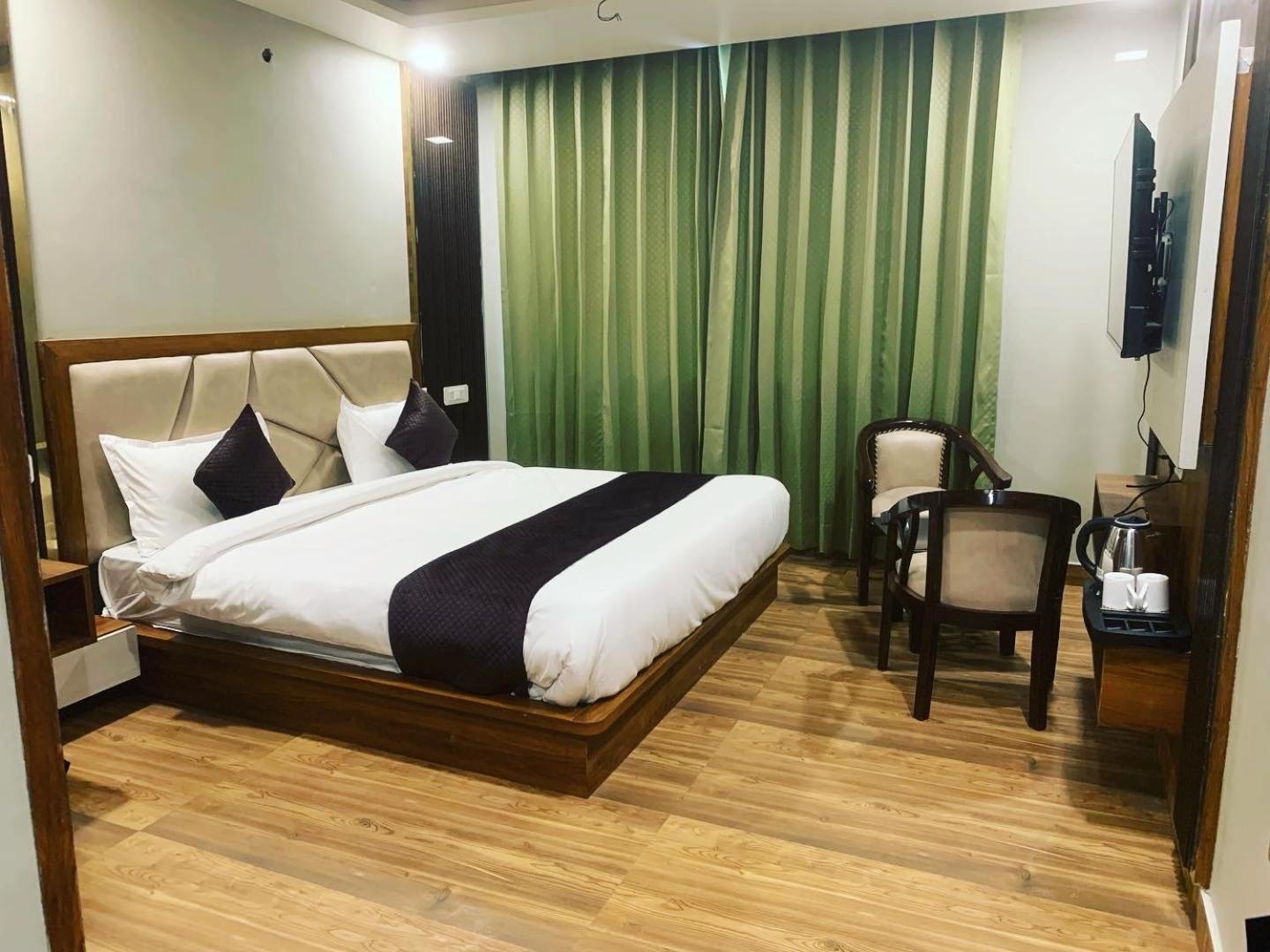 Hotel & Hostel Vimal Ganga Rishīkesh Exteriör bild